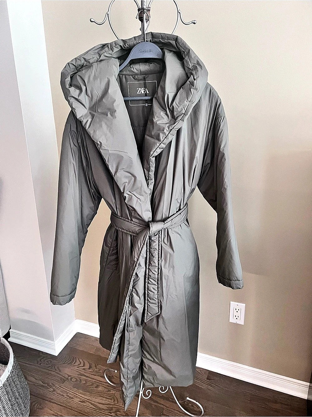Zara Hooded Belted Puffer Coat in Gray Size Medium Like New